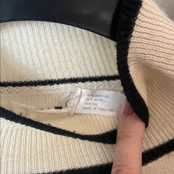 Vintage Wool Blend Mock Turtleneck Cream Sweater with Black Embroidery Medium - Picture 5 of 6